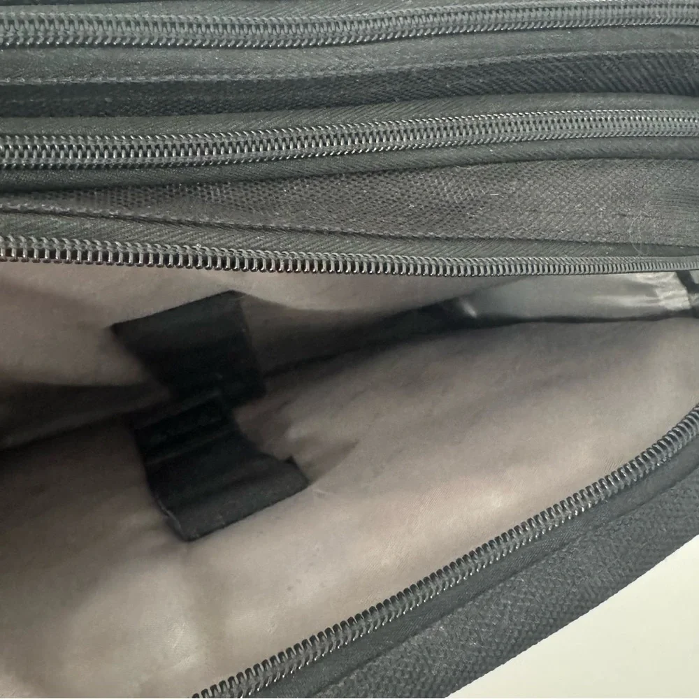 Targus Corporate Traveler Black Professional Laptop Briefcase Shoulder Strap EUC